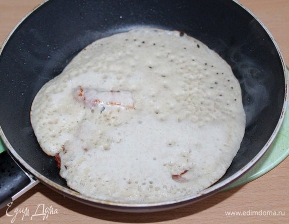 Выливаем тесто прямо на грудинку, Обжариваем блин с двух сторон. 