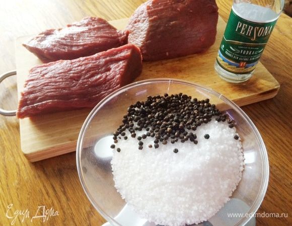 Чтобы приготовить такое мясо нам понадобится хороший кусок говядины, желательно части туши — стейк, рибай, круп, без жилок и жира (как можно ровнее), соль, сахар, немного перца, водка, холодильник и терпение.
У меня не получилось цельным куском, поэтому я вырезала вот такие три кусочка, в итоге около 1 кг весом.
Подготовим все ингредиенты.