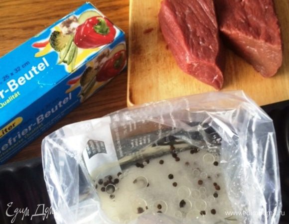 Берем пакет для замораживания продуктов, вставляем его в емкость, в которой будем держать мясо для маринования (это может быть стеклянная форма, как в моем случае, или же форма для кекса, если у вас целый ровненький кусок мяса).
В пакет насыпаем сахар, соль, перец горошком. Наливаем подсолнечное масло и водку. Тщательно все перемешиваем внутри пакета.   