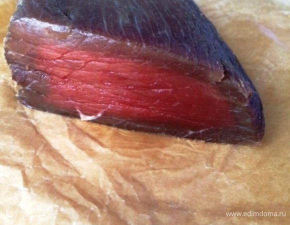 Спустя 3 дня готовое мясо вынимаем из маринада, не ополаскиваем, а просто обмакиваем бумажными полотенцами. 
После маринования поместить мясо между двумя противнями под пресс (положить что-то тяжелое сверху, я воспользовалась банками с малиной, что храню в холодильнике) на 4 часа. Всё лишнее из мяса уходит. 

Мясо готово! 