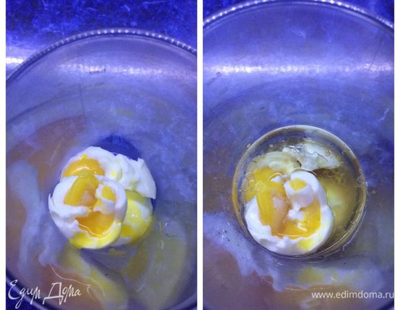 Для более пикантного вкуса мяса приготовим соус.
В стакан блендера складываем сваренные всмятку яйца, добавляем уксус, подсолнечное масло. Хорошо пробиваем блендером. 
Перед подачей нарезать лук и выдавить зубок чеснока. Перемешиваем и подаем.