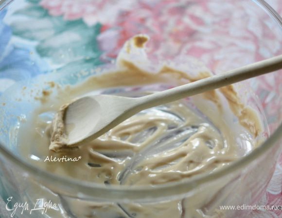 Активные сухие дрожжи выложить в емкость, полить теплой водой. Перемешать и дать разойтись.