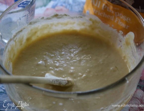 Добавить теплое молоко, сливочное масло мягкое, яйцо, сахар и соль. Муку в три приема. Перемешивать после каждого раза. Затем руками помять. Образовать небольшой шар.