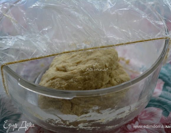 Шар накрыть пленкой и поставить в теплое место на 1 час (у меня вышло из-за текущих дел на 3 часа). Тесто увеличится за это время в 2 раза.