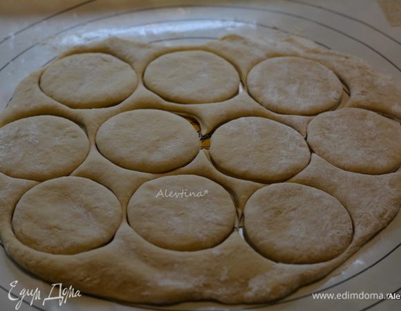 Не страшно что у вас нет специальных формочек для пончиков. Можно использовать стакан и горлышко бутылки или рюмки. Вырезать сначала крупные круги.