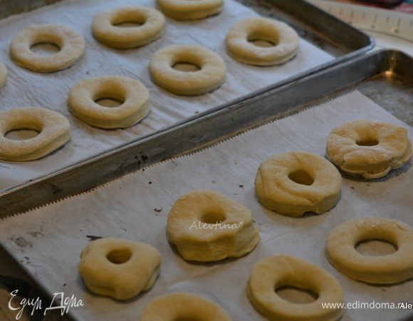Пончики выложить на противни и дать 45 минут расстойки. За это время они поднимутся.
