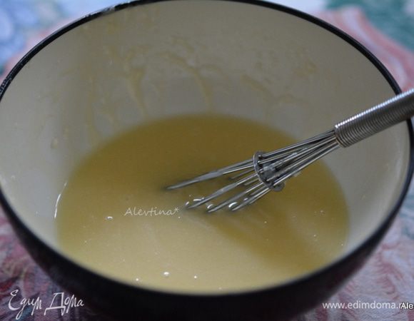 Приготовить глазурь. 
Масло сливочное разогреть перемешать с сахарной пудрой, добавить теплую воду и ваниль. Тщательно перемешать.