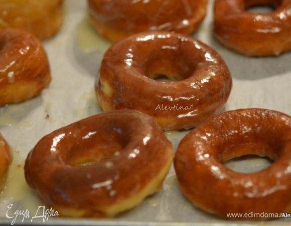 Каждый пончик окунать в глазурь. Обратно выкладывать на противень.