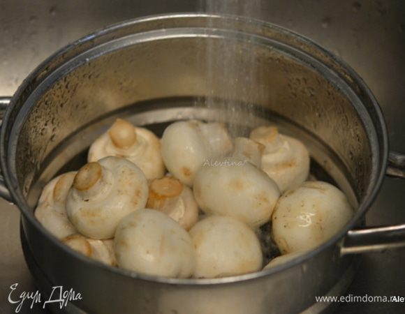 Шампиньоны помыть, очистить, крупные нарезать.