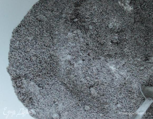 Мак измельчить в кофемолке. Добавить муку, разрыхлитель.