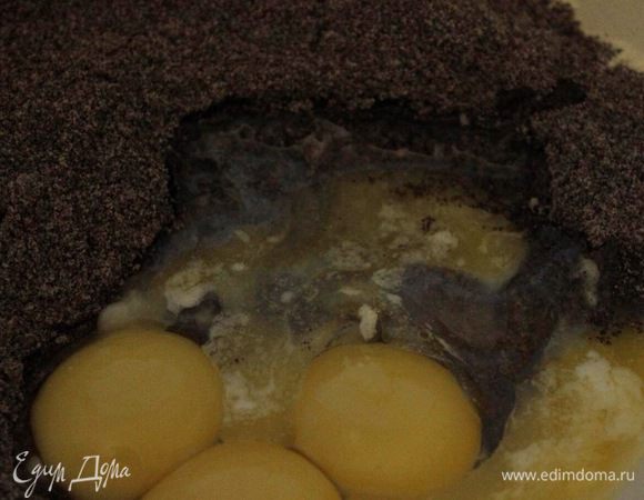 Яйцо, желток, растопленное сливочное масло и перемешать все венчиком.