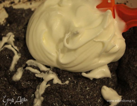 Белки взбить с сахаром до крепких пиков. Аккуратно вмешать белки в маково-яичную смесь.