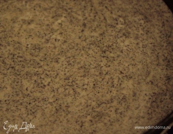 Вылить тесто в форму диаметром 20 см и выпекать в разогретой духовке примерно 20-30 минут при 180°С (все зависит от духовки, проверяем как обычно до сухой палочки).
Готовый бисквит остудить на решетке, затем разрезать на два коржа.