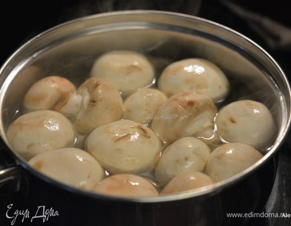 Отварить грибы в подсоленной горячей воде 5 минут или до мягкости.