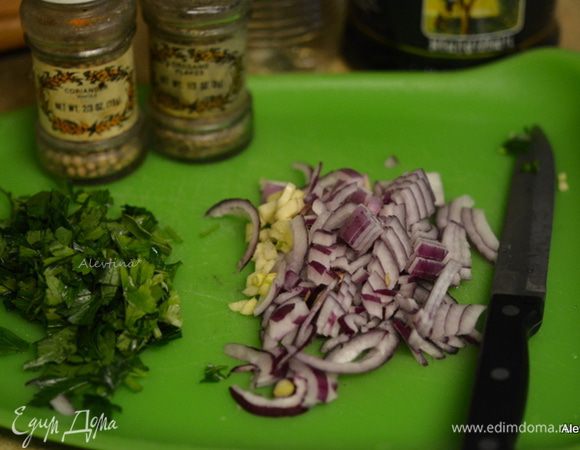 Лук красный, чеснок, петрушку нарезать. Приготовить специи, масло и уксус.