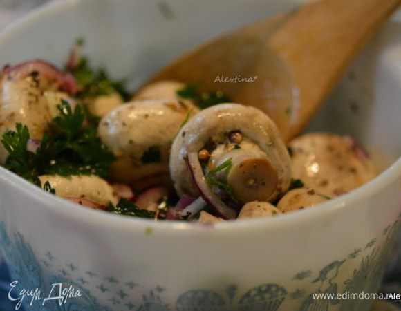 Смешать все в емкости грибы, специи, лук, масло, уксус, петрушку, соль. Поставить в холодильник желательно на ночь или 5-6 часов. Перед подачей держать при комнатной температуре.