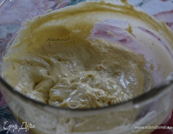 Добавить сахар, кефир, яйцо и растопленное масло сливочное.