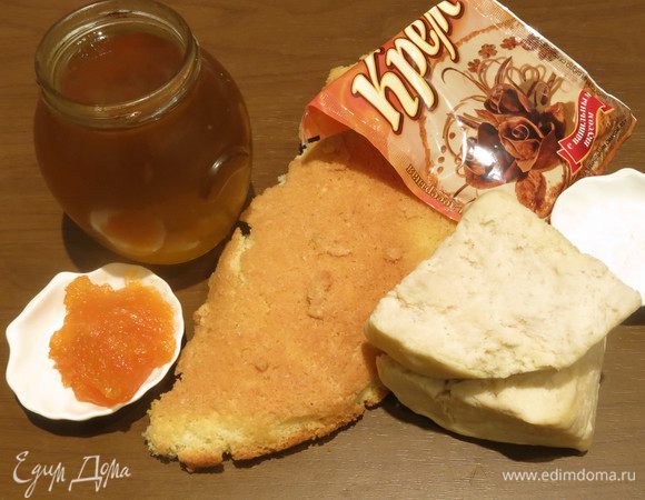 Слоеное тесто, бисквит, мармелад, у меня тыквенный, сироп, сахарная пудра, крем порошковый, какао для украшения. Готовила не с кремом на фото, он не подошел. Для использованного крема еще было необходимо 250 мл молока (я заменила на 150 мл воды и 100 мл сливок).