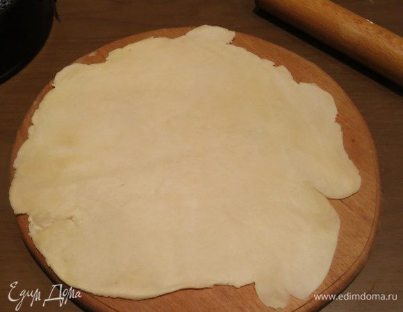 Слоеное тесто готовила заранее по быстрому рецепту — 3 стакана молока, 200 г масла, яйцо, сахар 65 г, молоко и вода, всей жидкости стакан, 7 г дрожжей, разделила тесто на кусочки по 250 г, часть использовала сразу же, часть заморозила. Раскатываем тесто. Можно использовать и промышленное слоеное тесто и домашнее.