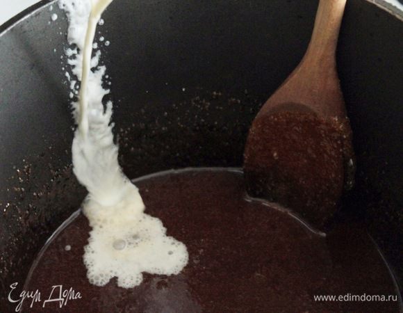 Сливки в другой посуде довести до кипения. Растопленный сахар снять с огня и влить в него тонкой струйкой горячие (!!!) сливки.