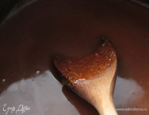 Поставить снова все на огонь и варить несколько минут, помешивая, до загустения.