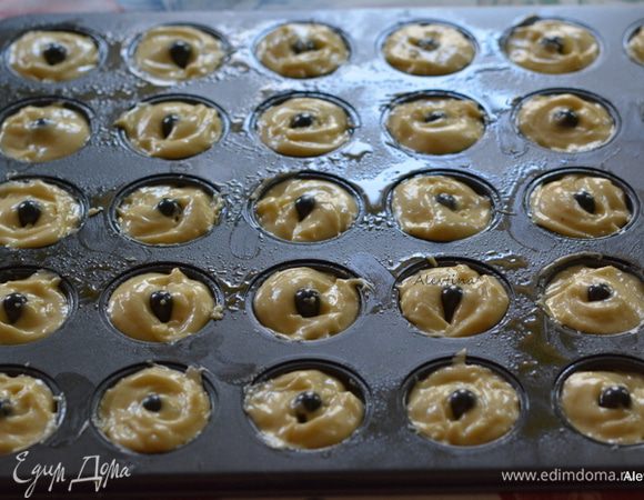 В форму выложить тесто по 1 ст. л. Поставить в духовку разогретую на 7 минут.