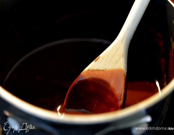 Шоколадные капли растопить с маслом, можно заменить на сливки.