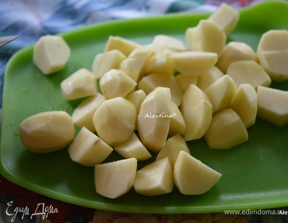 Картофель очистить и нарезать.