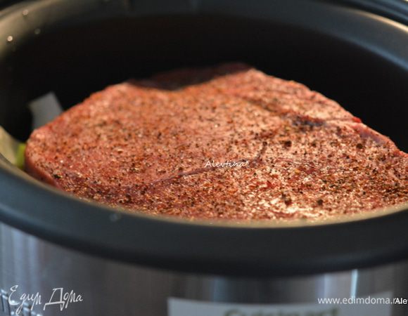 Сверху выложить кусок говядины. Предварительно размороженный. Он даст в процессе свой сок. Поперчить молотым перцем. Закрыть крышкой и тушить при высокой температуре 2 часа. Переключить на   медленную и тушить 4 часа. Можно использовать один режим медленный 8 часов.
