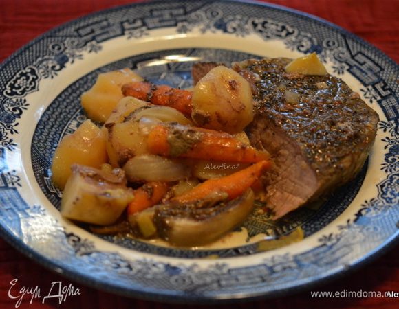 Говядину снять сверху . разрезать на части и подаем с овощами. Приятного аппетита.