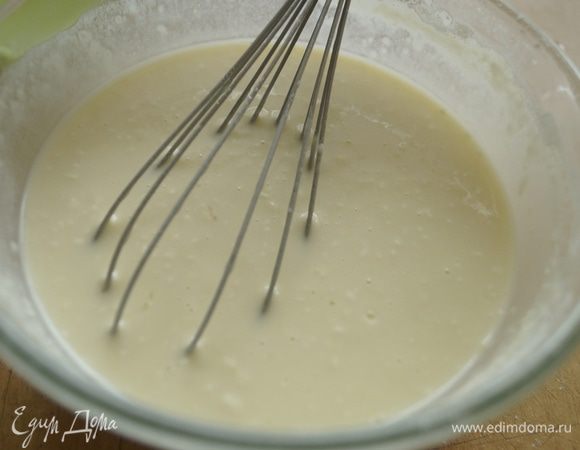 Добавить муку, смешанную с разрыхлителем, в 2 приема и хорошо размешать, чтобы не было комочков. 