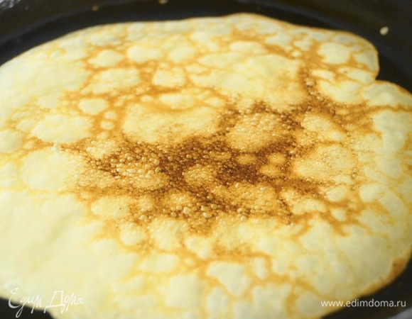 Выпечь тоненькие блинчики на разогретой сковороде смазанной тонким слоем подсолнечного масла.