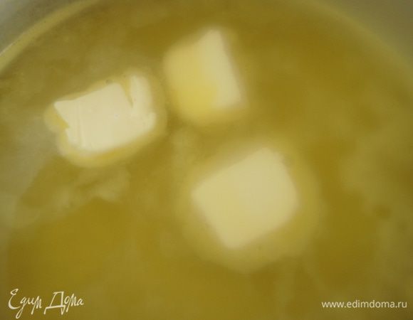 Пока мы печем блины, можно между делом приготовить для них соус. Для этого нужно смешать в кастрюле апельсиновый и лимонный сок, нагреть, но не давать кипеть. Добавить к соку сахар, размешать его так, чтобы он растворился. И проварить 3 минуты. Нарезать сливочное масло на небольшие кусочки и добавить к соку. Масло должно раствориться. В отдельную емкость налить немного воды и растворить в ней крахмал. Влить крахмал тонкой струйкой в соус, постоянно помешивая, чтобы крахмал не заварился. Проварить еще 2-3 минуты и снять с огня.