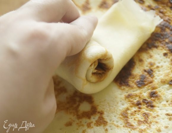 Готовые блинчики нужно свернуть сначала рулетиком, а затем "улиткой".