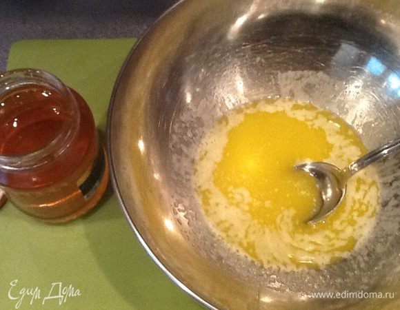 Растопить масло и добавить две ложки меда.