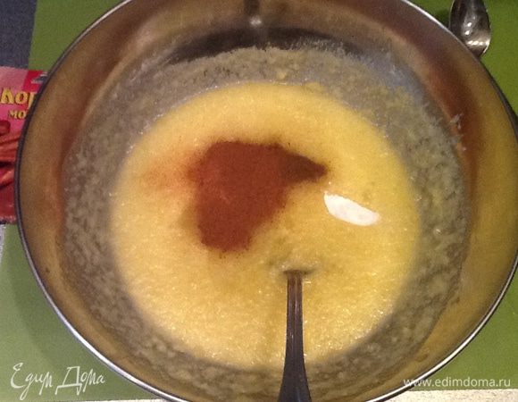 Добавляем молоко, сахар, корицу, гвоздику, соду, сок лимона, белок яйца. Все хорошо перемешиваем.