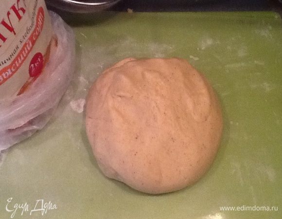 Затем добавляем муку. Хорошо вымешиваем тесто, делим его на две части.