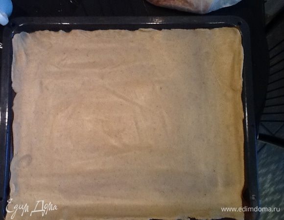 Раскатываем одну часть теста, я это делала на коврике для выпечки и переносим на противень.