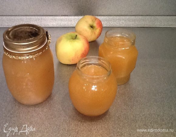 На тесто выкладываем густой джем или повидло, у меня яблочное, по рецепту Зарины. Фотку сделать забыла, т.ч. только повидло в банке. На повидло укладываем вторую раскатанную часть теста, смазываем желтком, наносим рисунок.