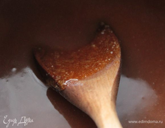 Для карамельного мусса замочить желатин в воде (1:6), затем процедить и добавить в тёплую карамель. Если карамель остыла, немного подогреть её в микроволновке.