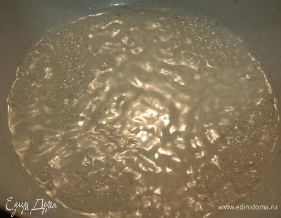 Для pate a bomb смешать воду с сахаром, довести до кипения и кипятить на небольшом огне пару минут. Главное, чтобы не поменялся цвет.