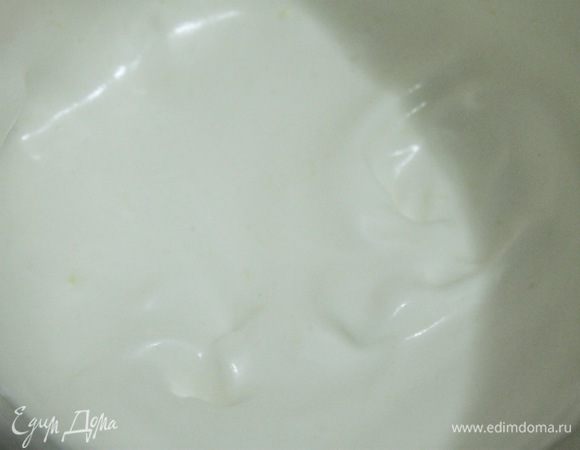 Желтки размешать вилкой. Готовый сироп снять с огня и сразу же влить в него тонкой струйкой желтки, при этом взбивая на максимальной скорости миксера. Взбивать до тех пор, пока масса не посветлеет и не увеличится в несколько раз.