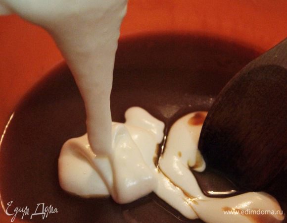 Pate a bomb аккуратно вмешать в карамель. Делать все нужно аккуратно, чтобы не потерять воздушность.