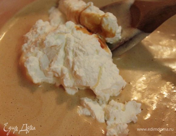 Сливки взбить до мягких пиков и тоже аккуратно ввести в карамельную массу.