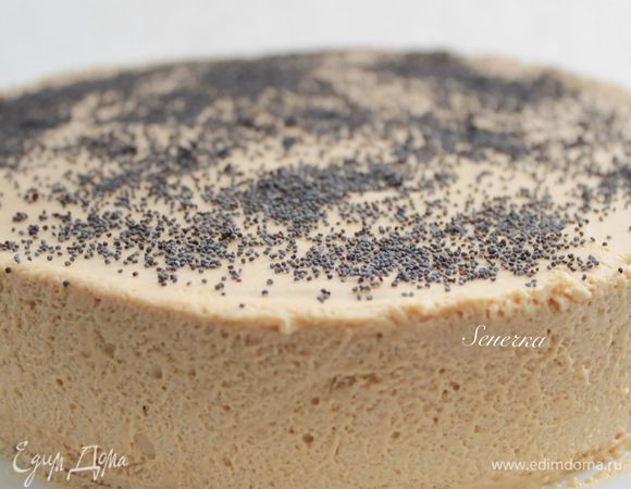 Достать охлаждённый торт, взять кольцо диаметром 22 см и вылить весь мусс на торт. Торт поставить в холодильник на несколько часов до полного охлаждения. Украсить по желанию.
Приятного аппетита :)