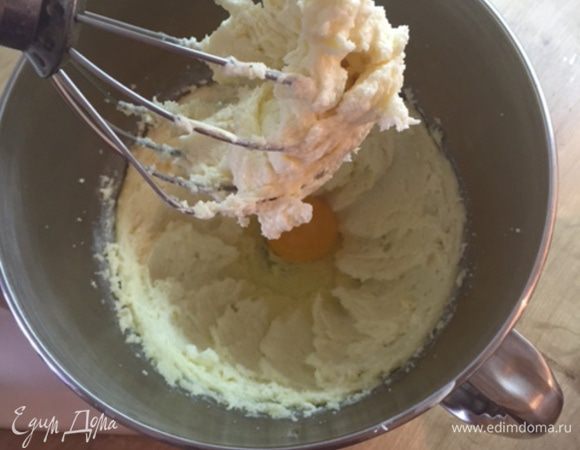 Взбиваем и по одному добавляем яица. Каждый раз хорошо перемешивая.
