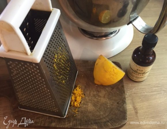 Цедру лимона и ванильный экстракт вмешиваем в тесто. Хорошо взбиваем  тесто.