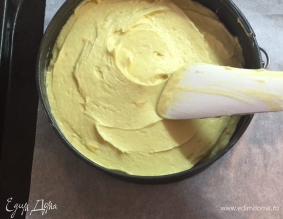 Тесто выливаем в форму (у меня 17 см) и выпекаем при температуре 190°С 30-40 минут до готовности. Остужаем.