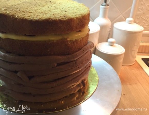 С помощью кондитерского мешка на бока бисквита отсаживаем крем.