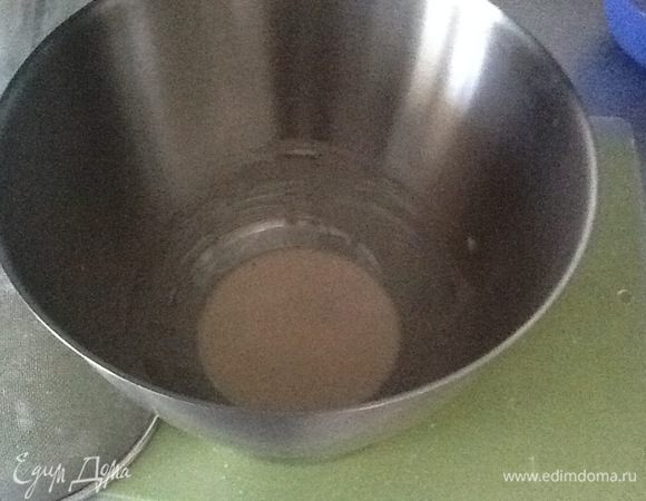 Растираем дрожжи с солью! Этот первый шаг меня поверг в шок?! Дрожжи у меня были свежие-кубиком, и при взаимодействии с солью они превратились в жидкость.